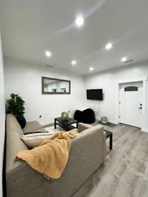 Newly Remodeled Ski and Relax 0.4 mi from bus/trax - Image 5