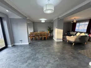 Spacious Open-Plan Modern House w/ Garden&Parking - Image 3