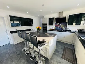 Spacious Open-Plan Modern House w/ Garden&Parking - Image 2