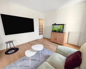 Spacious, ultra-fast Wi-Fi and private parking - Image 4