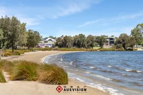 Riverside Executive 2-Story Bliss near Curtin Uni - Image 5