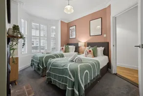 Cosy 4-BR Home, Parking, Xbox &BBQ, for big groups - Image 3