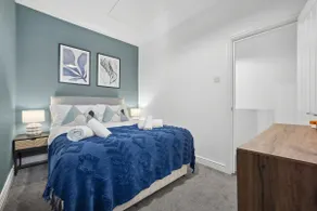 Cosy 4-BR Home, Parking, Xbox &BBQ, for big groups - Image 2