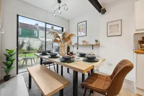 Cosy 4-BR Home, Parking, Xbox &BBQ, for big groups - Image 4