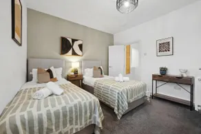 Cosy 4-BR Home, Parking, Xbox &BBQ, for big groups - Image 5