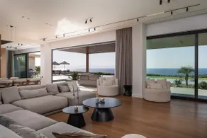 Single-Level Elegance: Enjoy Sea & Sunset Views - Image 3