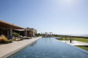 Single-Level Elegance: Enjoy Sea & Sunset Views - Image 2
