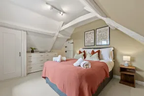 2BR Cosy & Beautiful Loft in Cotswolds w/ Parking - Image 3