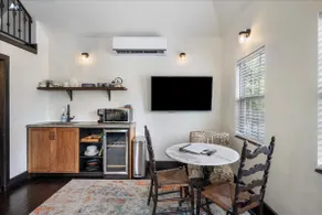 Stylish Downtown Guesthouse, Walk Everywhere! - Image 5