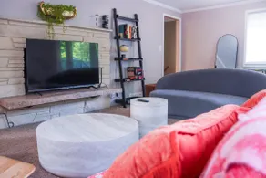 Unit surrounded by Trees, Close to Light Rail - Image 3