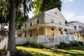 Solomon Ely Homestead set in walkable downtown - Image 2