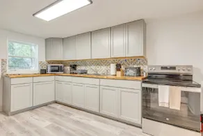 Mid-Town Cave | Sleeps 6 - Image 2