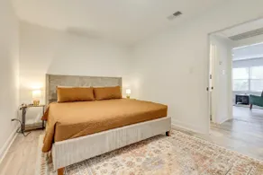 Mid-Town Cave | Sleeps 6 - Image 5