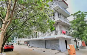 A Majestic airy Flat with Full Kitchen| Nr Airport - Image 5