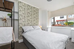 Contractor Digs | 4BR | Wi-Fi | Parking | Sleeps 7 - Image 2