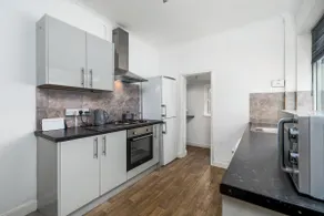Contractor Digs | 4BR | Wi-Fi | Parking | Sleeps 7 - Image 5