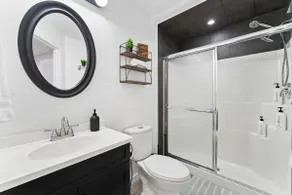 Airdrie Retreat - Sleeps 10 - Games & Banff Access - Image 4