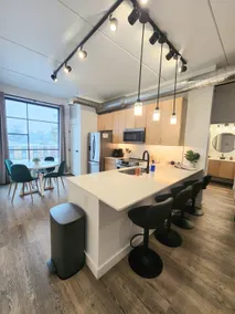 E. Side Condo w/ Rooftop Hot Tub - Image 4