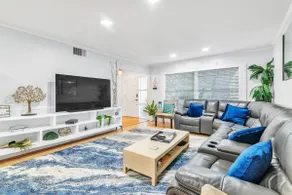 2 Homes, Events, Heated Pool 15 min 2Clw Beach - Image 4