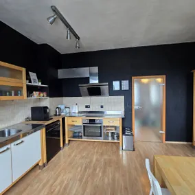 Modern apartment with balcony & bathtub - Image 3