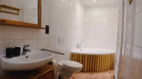 Modern apartment with balcony & bathtub - Image 5
