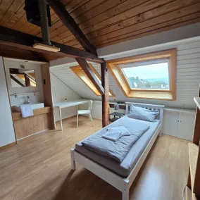 Modern apartment with balcony & bathtub - Image 2
