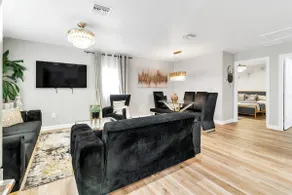 Elegant, modern home 10 min fr Clw Beach sleeps7 - Image 5