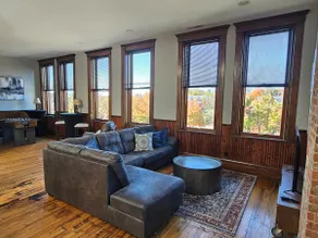 Downtown Kent NY Style Penthouse - Image 2