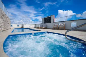 'McLeod Corner' Resort-style Adjacent Apartments - Image 3