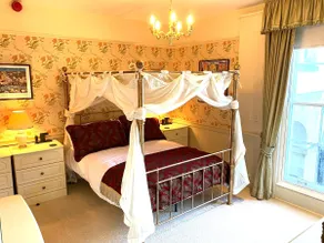 Central apartment in former coaching inn with lift - Image 3
