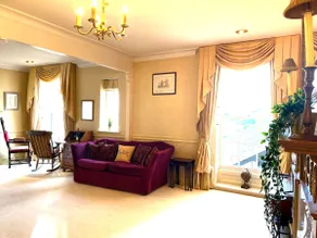 Central apartment in former coaching inn with lift - Image 2