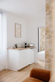 Chic Apartment with River View - Image 5