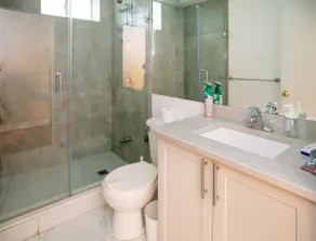 Charming 1BR Apt with Private Entrance & Parking - Image 4