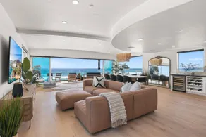 Beachfront BOHO Dream Penthouse! - Image 3