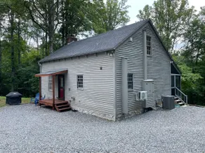 Charming Lake Cottage - Image 3