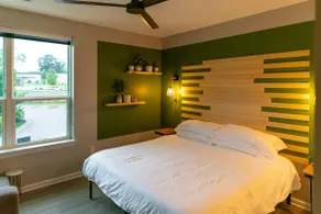 Perfect for long stays, walk to downtown, king bed - Image 4