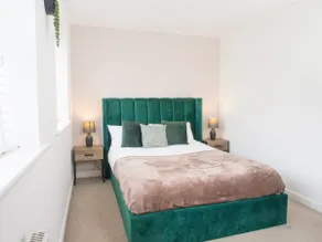 Emerald House - Cozy Stay Sleeps 5 Guests - Driveway Parking - Garden - Image 3