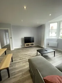 Square Apartment | Modern | 6 Guests - Image 4