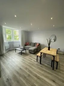 Square Apartment | Modern | 6 Guests - Image 3
