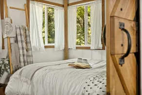 Designer Cabin at LAKE Gregory- walk to town - Image 4