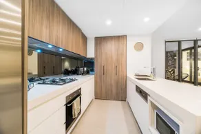 Sydney Top Ryde Large Modern Apartment - Image 3