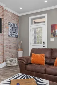 Spacious Family Friendly w/Crib & Secured Parking - Image 5
