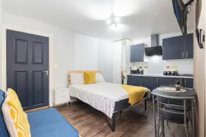 Newly Renovated Studio in Center - Image 2