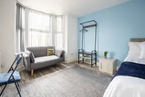 Contractor-Ready 2BR Apt l Free Parking | WiFi - Image 2
