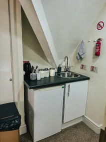 Stylish Modern 1 Bed Apartment in Prime Solihull Town Centre - Image 2