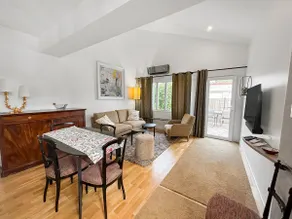 Air conditioning, secure parking, single-storey house - Image 5