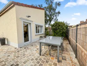 Air conditioning, secure parking, single-storey house - Image 3