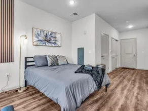 Sparkling Studio + Free Parking Near DT - Image 2