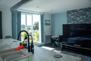 Modern Beachfront Apartment - Image 4