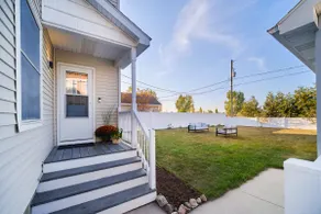Steps away: Beaches & Downtown - Image 5